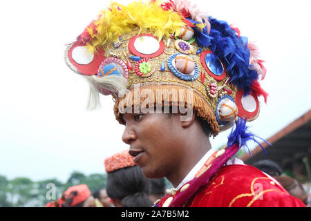 Un homme dans la PAC traditionnelle lors du Festival national des arts et de la culture (NAFEST) dans l'État d'Edo, au Nigeria. Banque D'Images