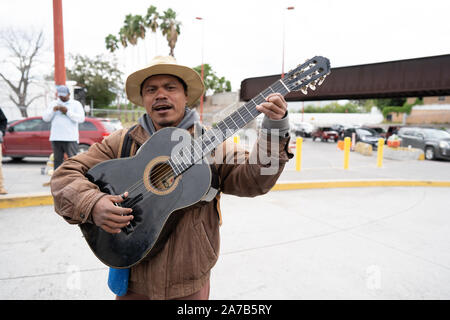 Matamoros, Mexique, 31 octobre 2019, un travailleur migrant de Chiapas joue sa guitare dans la ville frontalière mexicaine de Matamoros. Environ 2000 réfugiés vivent actuellement dans des tentes à côté du pont international qui relie la ville mexicaine de Matamoros avec la ville américaine de Brownsville. Credit : Lexie Harrison-Cripps/Alamy Live News Banque D'Images