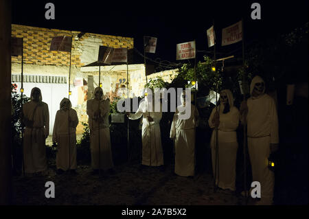 Malaga, Espagne. 31 octobre, 2019. Un groupe de gens habillés en moines prendre part au cours de la VI édition de ''"Churriana Noche del Terror'' (Nuit de l'Horreur "Churriana) pour célébrer l'Halloween dans le quartier de "Churriana.Les résidents de "Churriana participer à la journée d'Halloween habiller avec des costumes horribles, la décoration de leurs maisons et avec des spectacles effrayants le long des rues. La "Nuit de l'Horreur "Churriana" est l'une l'événement le plus populaire dans la ville de marque le jour d'Halloween, et pour cette occasion, le thème de l'édition est les sorcières. (Crédit Image : © Jésus Merida/SOPA Images via ZUM Banque D'Images