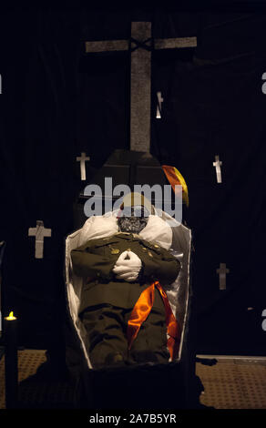 Malaga, Espagne. 31 octobre, 2019. Une poupée représentant le dictateur espagnol Francisco Franco est vu avec un drapeau espagnol dans un cercueil au cours de la VI édition de ''"Churriana Noche del Terror'' (Nuit de l'Horreur "Churriana) pour célébrer l'Halloween dans le quartier de "Churriana.Les résidents de "Churriana participer à la journée d'Halloween habiller avec des costumes horribles, la décoration de leurs maisons et avec des spectacles effrayants le long des rues. La "Nuit de l'Horreur "Churriana" est l'une l'événement le plus populaire dans la ville de marque le jour d'Halloween, et pour cette occasion, le thème de l'édition est les sorcières. (C Banque D'Images