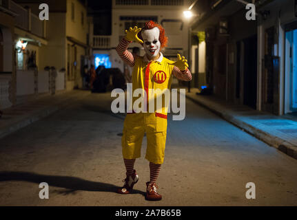 Malaga, Espagne. 31 octobre, 2019. Un homme habillé en diabolique de Ronald MCDONALD'S prend part au cours de la VI édition de ''"Churriana Noche del Terror'' (Nuit de l'Horreur "Churriana) pour célébrer l'Halloween dans le quartier de "Churriana.Les résidents de "Churriana participer à la journée d'Halloween habiller avec des costumes horribles, la décoration de leurs maisons et avec des spectacles effrayants le long des rues. La "Nuit de l'Horreur "Churriana" est l'une l'événement le plus populaire dans la ville de marque le jour d'Halloween, et pour cette occasion, le thème de l'édition est les sorcières. (Crédit Image : © Jésus Merida/SOPA J Banque D'Images