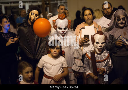 Malaga, Espagne. 31 octobre, 2019. Les gens qui portent des costumes d'halloween prendre part au cours de la VI édition de ''"Churriana Noche del Terror'' (Nuit de l'Horreur "Churriana) pour célébrer l'Halloween dans le quartier de "Churriana.Les résidents de "Churriana participer à la journée d'Halloween habiller avec des costumes horribles, la décoration de leurs maisons et avec des spectacles effrayants le long des rues. La "Nuit de l'Horreur "Churriana" est l'une l'événement le plus populaire dans la ville de marque le jour d'Halloween, et pour cette occasion, le thème de l'édition est les sorcières. (Crédit Image : © Jésus Merida/SOPA Images via ZUMA Wi Banque D'Images