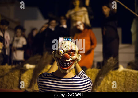 Malaga, Espagne. 31 octobre, 2019. Un homme habillé avec un masque diabolique prend un au cours de la VI selfies édition de ''"Churriana Noche del Terror'' (Nuit de l'Horreur "Churriana) pour célébrer l'Halloween dans le quartier de "Churriana.Les résidents de "Churriana participer à la journée d'Halloween habiller avec des costumes horribles, la décoration de leurs maisons et avec des spectacles effrayants le long des rues. La "Nuit de l'Horreur "Churriana" est l'une l'événement le plus populaire dans la ville de marque le jour d'Halloween, et pour cette occasion, le thème de l'édition est les sorcières. (Crédit Image : © Jésus Merida/SOPA Images Banque D'Images