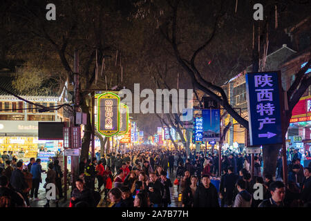 La rue musulmane éclairée la nuit avec des gens, Xian, Shaanxi Provence Chine Banque D'Images