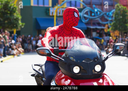 Personnage Marvel Spider-Man, super-héros fait apparition sur moto à Super Hero Island, Islands of Adventure, le complexe Universal Studios Orlando Banque D'Images