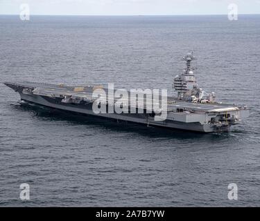 Océan Atlantique (oct. 28, 2019), USS Gerald R. Ford (CVN 78) cours d'eau dans l'océan Atlantique pour la première fois depuis juillet 2018. Ford est de mener des essais en mer à la suite de la partie de son port en 15 mois après le shakedown de la disponibilité. (U.S. Photo par marine Spécialiste de la communication de masse Connor 3e classe Loessin) Banque D'Images