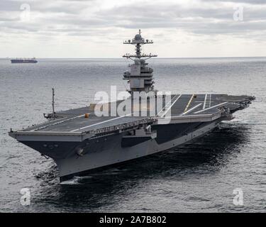 Océan Atlantique (oct. 28, 2019), USS Gerald R. Ford (CVN 78) cours d'eau dans l'océan Atlantique pour la première fois depuis juillet 2018. Ford est de mener des essais en mer à la suite de la partie de son port en 15 mois après le shakedown de la disponibilité. (U.S. Photo par marine Spécialiste de la communication de masse Connor 3e classe Loessin) Banque D'Images