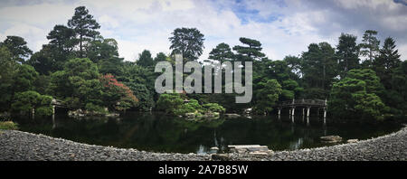 Une passerelle dans les jardins du Palais Impérial de Kyoto Banque D'Images