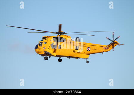 XZ596, une recherche et sauvetage (SAR) HAR3 Westland Sea King de la Royal Air Force, à l'Aéroport International de Prestwick en Ayrshire. Banque D'Images