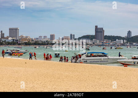 Les touristes chinois qui reviennent d'un voyage en bateau, Pattaya, Chon Buri, Thaïlande Banque D'Images