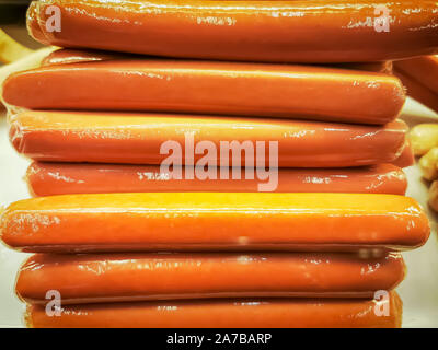 Saucisses allemandes traditionnelles dans une épicerie fine, gros plan. Banque D'Images
