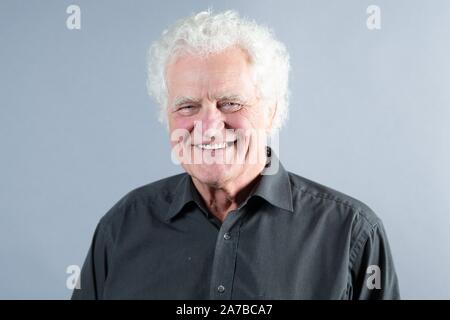 Dresde, Allemagne. 30Th Oct, 2019. Directeur Jürgen mai se tient devant un mur de photos dans le théâtre de boulevard. L'occasion est la présentation de la comédie musicale "Frank Schöbel Story', qui traite de la carrière du chanteur Frank Schöbel RDA frappé sur scène. Credit : Sebastian Kahnert/dpa-Zentralbild/dpa/Alamy Live News Banque D'Images