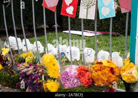 Pittsburgh, États-Unis. 27 Oct, 2019. Fleurs vu à la memorial.Un an après la fusillade à l'arbre de vie dans la synagogue Squirrel Hill, Pittsburgh, PA, beaucoup revenir à la synagogue pour rendre un dernier hommage. Credit : SOPA/Alamy Images Limited Live News Banque D'Images