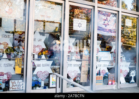Pittsburgh, États-Unis. 27 Oct, 2019. Avant de la memorial avec messages.Un an après la fusillade à l'arbre de vie dans la synagogue Squirrel Hill, Pittsburgh, PA, beaucoup revenir à la synagogue pour rendre un dernier hommage. Credit : SOPA/Alamy Images Limited Live News Banque D'Images