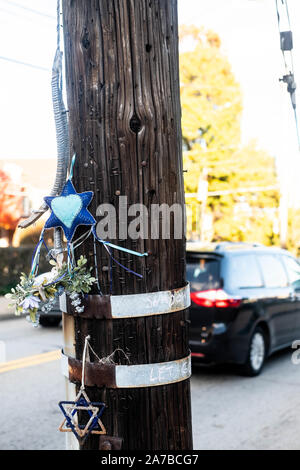 Pittsburgh, États-Unis. 27 Oct, 2019. Étoile au mât commémoratif.Un an après la fusillade à l'arbre de vie dans la synagogue Squirrel Hill, Pittsburgh, PA, beaucoup revenir à la synagogue pour rendre un dernier hommage. Credit : SOPA/Alamy Images Limited Live News Banque D'Images