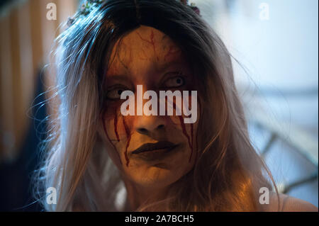 Malaga, Espagne. 31 octobre, 2019. Une femme avec un maquillage sanglant prend part au cours de la VI édition de '"Churriana Noche del Terror" (nuit d'Horreur "Churriana) pour célébrer l'Halloween dans le quartier de "Churriana.Les résidents de "Churriana participer à la journée d'Halloween habiller avec des costumes horribles, la décoration de leurs maisons et avec des spectacles effrayants le long des rues. La "Nuit de l'Horreur "Churriana" est l'une l'événement le plus populaire dans la ville de marque le jour d'Halloween, et pour cette occasion, le thème de l'édition est les sorcières. Credit : SOPA/Alamy Images Limited Live News Banque D'Images