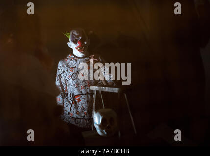 Malaga, Espagne. 31 octobre, 2019. Un garçon habillé en clown diabolique prend part au cours de la VI édition de '"Churriana Noche del Terror" (nuit d'Horreur "Churriana) pour célébrer l'Halloween dans le quartier de "Churriana.Les résidents de "Churriana participer à la journée d'Halloween habiller avec des costumes horribles, la décoration de leurs maisons et avec des spectacles effrayants le long des rues. La "Nuit de l'Horreur "Churriana" est l'une l'événement le plus populaire dans la ville de marque le jour d'Halloween, et pour cette occasion, le thème de l'édition est les sorcières. Credit : SOPA/Alamy Images Limited Live News Banque D'Images