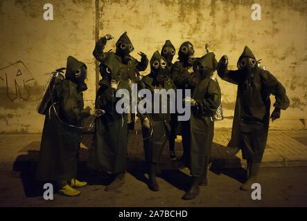 Malaga, Espagne. 31 octobre, 2019. Des gens portant des masques à gaz posent pour une photo au cours de la VI édition de '"Churriana Noche del Terror" (nuit d'Horreur "Churriana) pour célébrer l'Halloween dans le quartier de "Churriana.Les résidents de "Churriana participer à la journée d'Halloween habiller avec des costumes horribles, la décoration de leurs maisons et avec des spectacles effrayants le long des rues. La "Nuit de l'Horreur "Churriana" est l'une l'événement le plus populaire dans la ville de marque le jour d'Halloween, et pour cette occasion, le thème de l'édition est les sorcières. Credit : SOPA/Alamy Images Limited Live News Banque D'Images