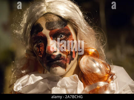 Malaga, Espagne. 31 octobre, 2019. Une femme portant un maquillage zombie prend part au cours de la VI édition de '"Churriana Noche del Terror" (nuit d'Horreur "Churriana) pour célébrer l'Halloween dans le quartier de "Churriana.Les résidents de "Churriana participer à la journée d'Halloween habiller avec des costumes horribles, la décoration de leurs maisons et avec des spectacles effrayants le long des rues. La "Nuit de l'Horreur "Churriana" est l'une l'événement le plus populaire dans la ville de marque le jour d'Halloween, et pour cette occasion, le thème de l'édition est les sorcières. Credit : SOPA/Alamy Images Limited Live News Banque D'Images