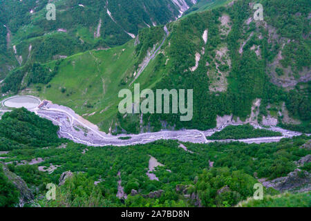 Un merveilleux paysage d'été avec un lac bleu dans les montagnes à côté de l'arche de l'Amitié, Gadauri, Géorgie Banque D'Images