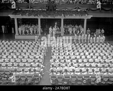 Le jour de la remise des diplômes à Annapolis. Annapolis, MD, 3 juin. 319 aspirants ont reçu leurs diplômes et le Baccalauréat en sciences aujourd'hui devant une foule d'étudiants, parents, amis et amoureux assemblés dans l'immense arsenal Naval Academy, Chef du Bureau de la navigation Adolphus Andrews est illustré présentant les diplômes, 6/3/37 Banque D'Images