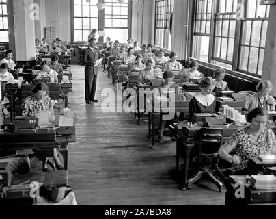 Bureau des documents du Conseil de la sécurité sociale - Travailleurs au travail dans le cadre de la clé de la machine", où les cartes master sont poinçonnées ca. 1937 Banque D'Images