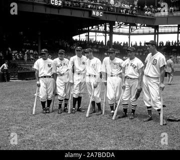 1937 All-Star Game de la Ligue Majeure de Baseball avec les joueurs de gauche à droite : Lou Gehrig, Joe Cronin, Bill Dickey, Joe DiMaggio, Charley Gehringer, Jimmie Foxx, et Hank Greenberg ca. 7 juillet 1937 Banque D'Images