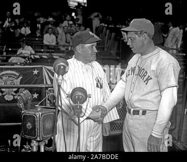 Les gestionnaires d'étoiles de rival. Washington D.C., le 7 juillet. Joe McCarthy, directeur du American All-Stars, et Bill Terry, les dirigeants des ressortissants, posent devant leurs équipes respectives ont pris le domaine aujourd'hui pour le jeu de 1937 à Griffith Stadium. Banque D'Images