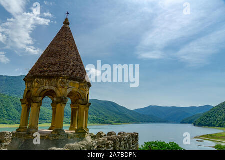 Belle vue panoramique de l'automne et Réservoir Zhinvali forteresse Ananuri en Géorgie, pays de l'Europe Banque D'Images