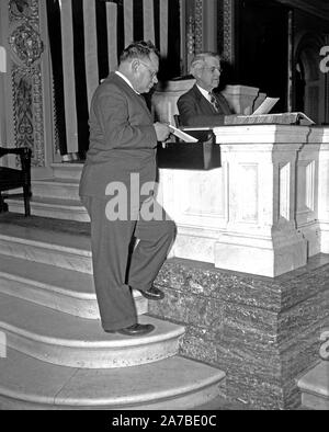 Comment un projet de loi devient loi. Ayant terminé son projet de loi-à-être, Représentant Maverick présente son projet de loi en le déposant dans la trémie est révélé à cette fin ca. 1937 ou 1938 Banque D'Images