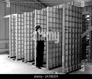 Travailleur sur le Bureau de normalisation, de faire de nombreux tests de blocs de construction de verre creuses ca. 1938 Banque D'Images