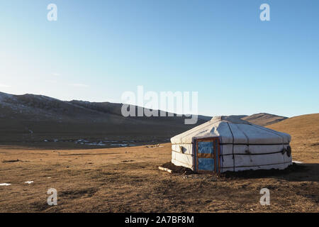 Yourte Mongole traditionnelle dans la région d'Olkhon paysage montagnes Banque D'Images