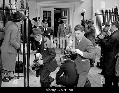 Appareil photo-timide Le colonel Charles A. Lindbergh de quitter la Maison Blanche marche à travers Photographer's gauntlet ca. 20 avril 1939 Banque D'Images