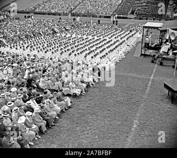 1 juin 1939 - jour de la remise des diplômes à l'académie navale des États-Unis. Annapolis, Md, 1 juin. L'amiral William D. Leahy, chef des opérations navales, traitant les 578 diplômés de l'United States Naval Academy Banque D'Images