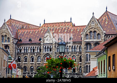 Sol carrelé toit de l'édifice des Archives nationales (Nemzeti Archivum) sur la colline du Château (Varhegy) dans le quartier de Buda de Budapest. Banque D'Images