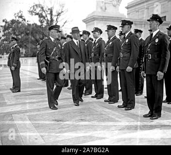 La Cour suprême des États-Unis était la force de police de l'inspection finale aujourd'hui sur la préparation de la convocation du haut tribunal le lundi prochain. Le maréchal K. Vert et le Capitaine P.H. Crook, chef de la garde sont indiqués en donnant le plus d'une fois les garçons Banque D'Images