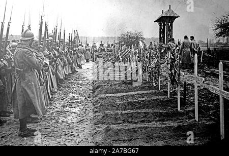 La photographie montre à des soldats au cours de graves l'enterrement d'un officier français pendant la Première Guerre mondiale. Banque D'Images