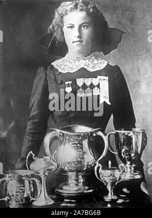 Alsie Aykroyd devant ses trophées 713 1910 Banque D'Images