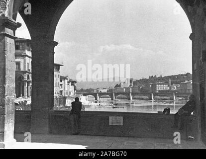 Eva Braun Collection (album 4) - Man looking at view à Florence Italie ca. fin des années 1930 Banque D'Images