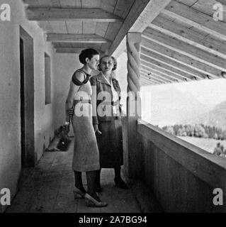 Eva Braun Collection (album 3) - Deux femmes standing fin des années 1930 ou au début des années 1940 Banque D'Images