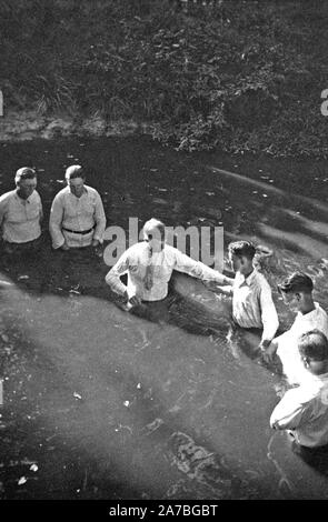 Baptême près de Mineola, New York ca. L'été 1935 Banque D'Images