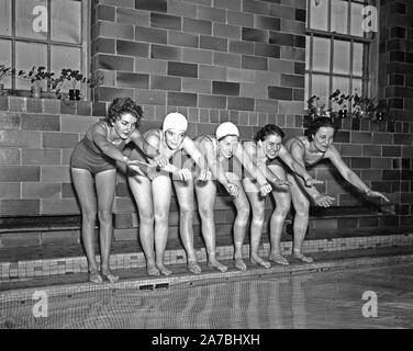 Les nageurs femmes préparation de plongée dans une piscine ca. 1936 Banque D'Images