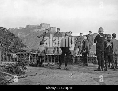 Les soldats américains sur l'armée d'Occupation, Coblence, Allemagne, l'érection d'un arbre de Noël. Enfants allemands observant la procédure. Forteresse Ehrenbreitstein sur colline en arrière-plan ca. 12/24/1918 Banque D'Images