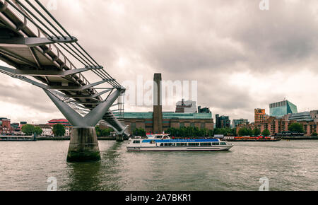 Le pont du Millénaire qui s'étend sur la Tamise, avec les gratte-ciel de Southbank en arrière-plan, y compris Tate Modern. Londres, Royaume-Uni. Banque D'Images