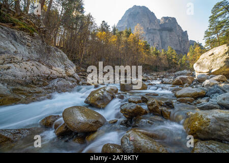 Les débits d'eau dans les montagnes du Caucase Banque D'Images