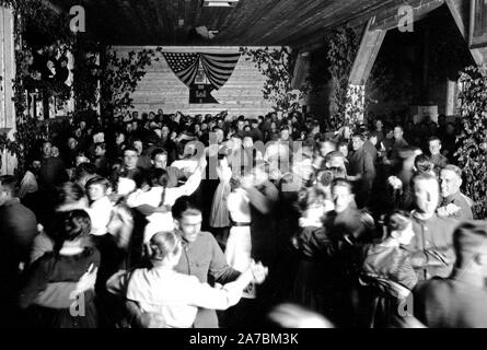 Osvedaynia "danse" dans la salle de loisirs, la Compagnie C, 310e ingénieurs, Solombola, la dernière d'une série de spectacles et danses en Archange, la Russie ca. 6/13/1919 Banque D'Images