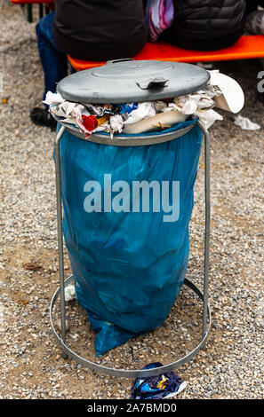 Sac déchets bleu surchargé de déchets sur un folk festival en Allemagne. Banque D'Images