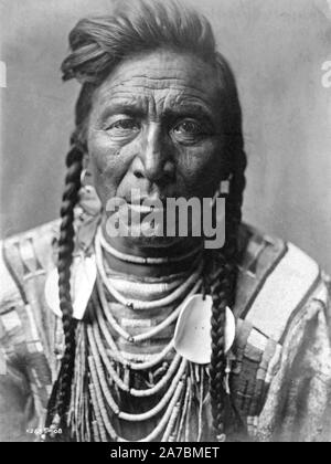 Edward S. Curtis indiens des États-Unis - [frapper sur sa tête, Crow Indian, Montana ca. 1908 Banque D'Images