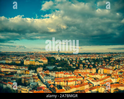 Vue aérienne de la tour de télévision de Prague autour de l'automne au matin avec les nuages et Ciel clair Banque D'Images