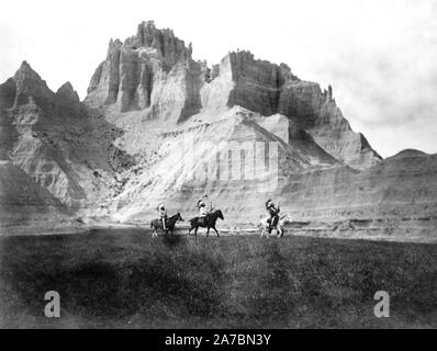 Edward S. Curtis indiens des États-Unis - Saisie de la Bad Lands. Trois Indiens sioux sur l'AC. 1905 Banque D'Images